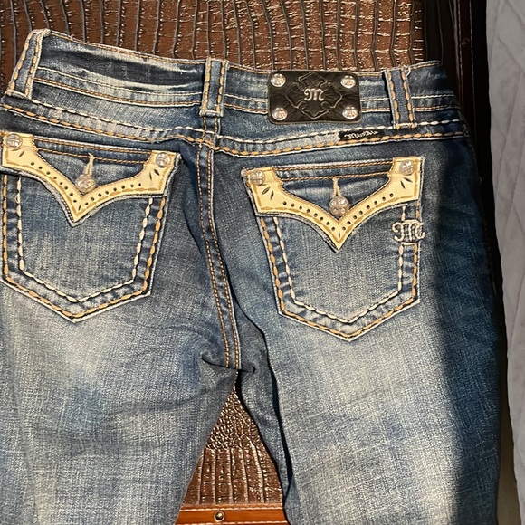 Women’s Miss Me jeans, boot cut with leather flap pockets. - Picture 4 of 4